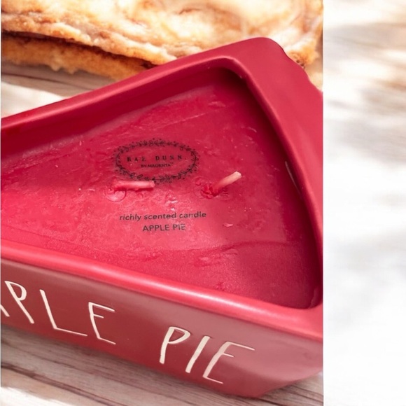 Rae Dunn Fall "APPLE PIE" Pie Slice Scented Candle - Apple Pie - Picture 2 of 2